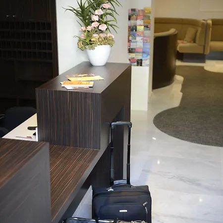 Hotel & Monsigny