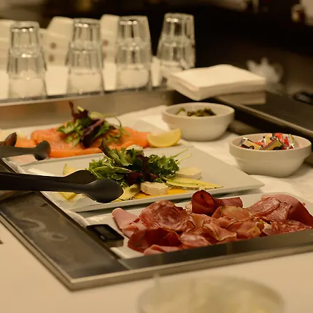 Hotel & Monsigny 3*