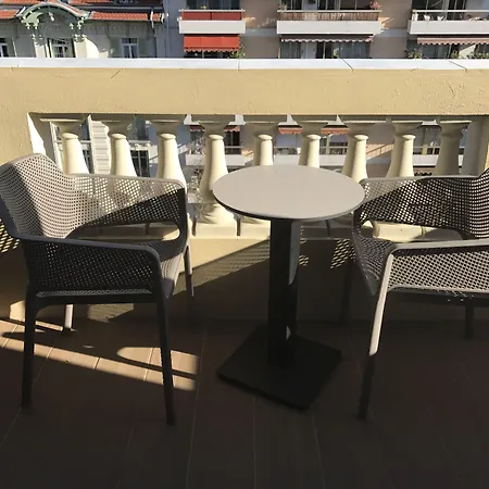 Hotel & Monsigny 3*
