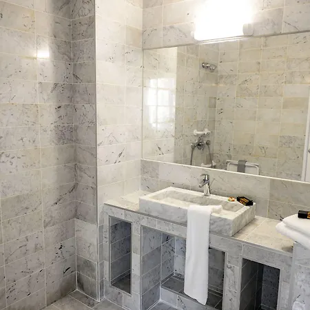 Hotel & Monsigny